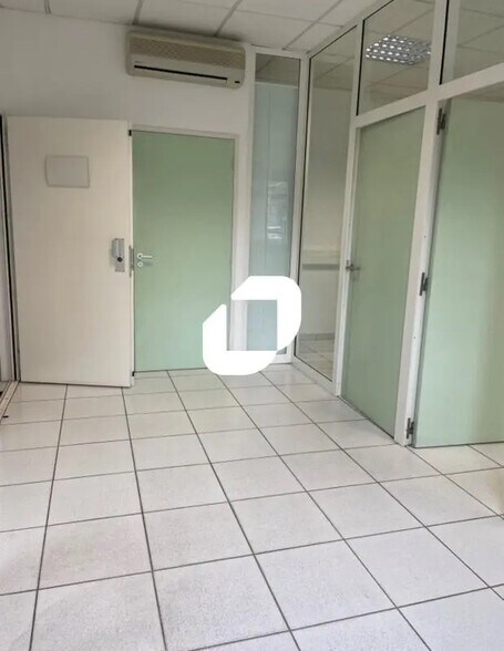 Office in Grenoble for lease - Interior Photo - Image 2 of 8