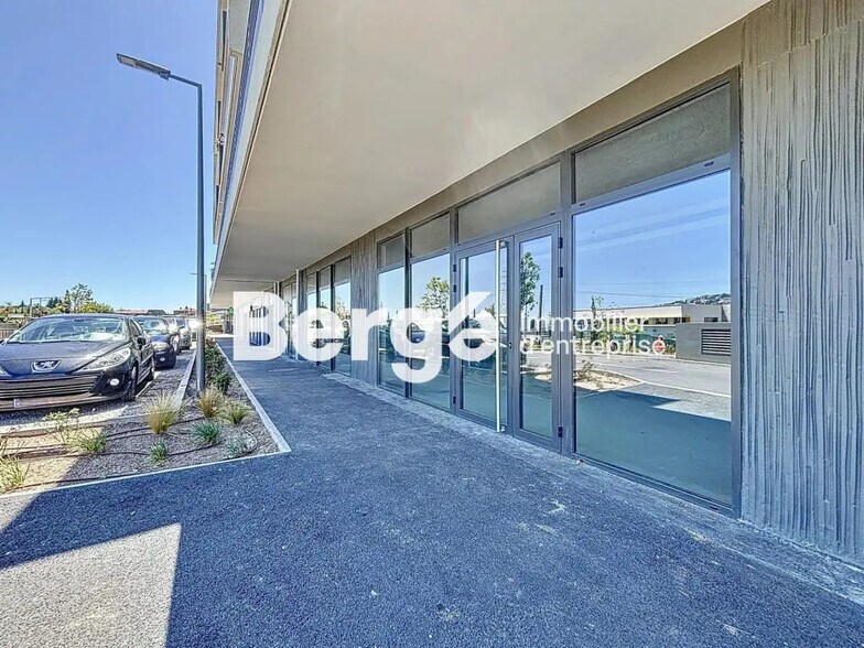 Retail in Saint-Laurent-du-Var for lease - Building Photo - Image 2 of 7