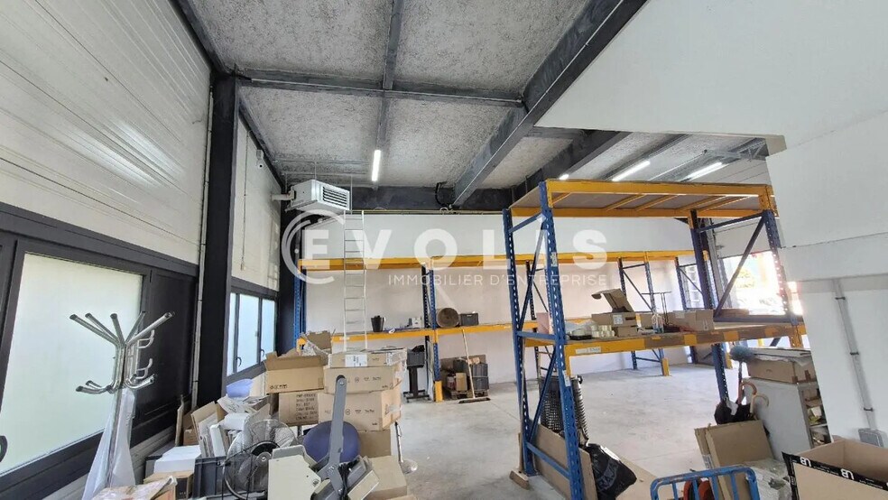 Flex in Chanteloup-en-Brie for lease - Interior Photo - Image 2 of 13