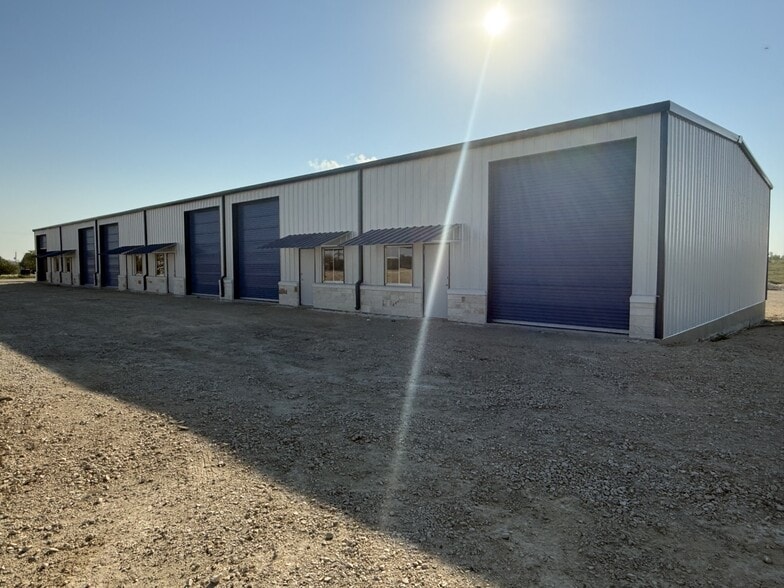 8081 Old Bastrop Rd, New Braunfels, TX for lease - Building Photo - Image 3 of 13