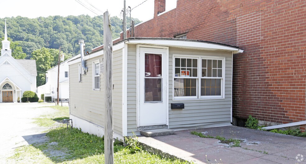 209 Penn St, Point Marion, PA 15474