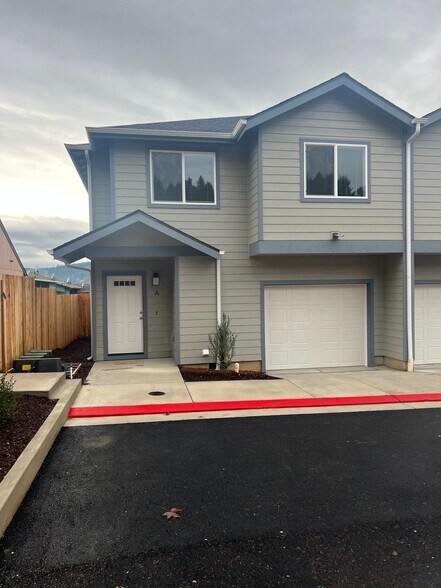 955 Arthur Ave, Cottage Grove, OR for sale - Primary Photo - Image 1 of 1