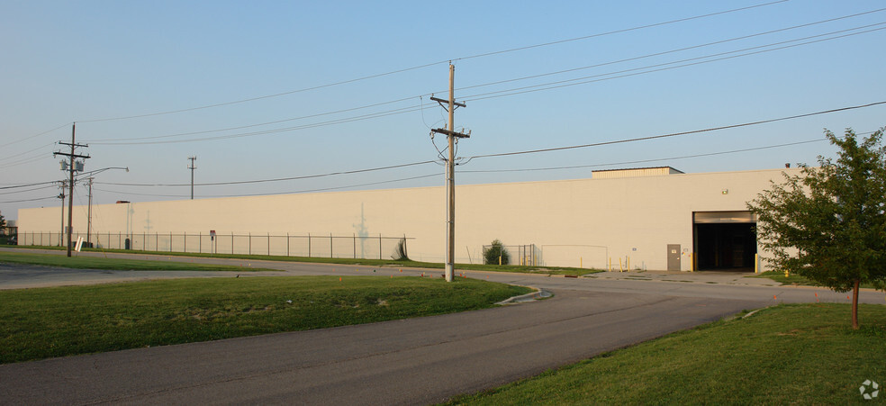 8201 N University St, Peoria, IL for lease - Building Photo - Image 3 of 11