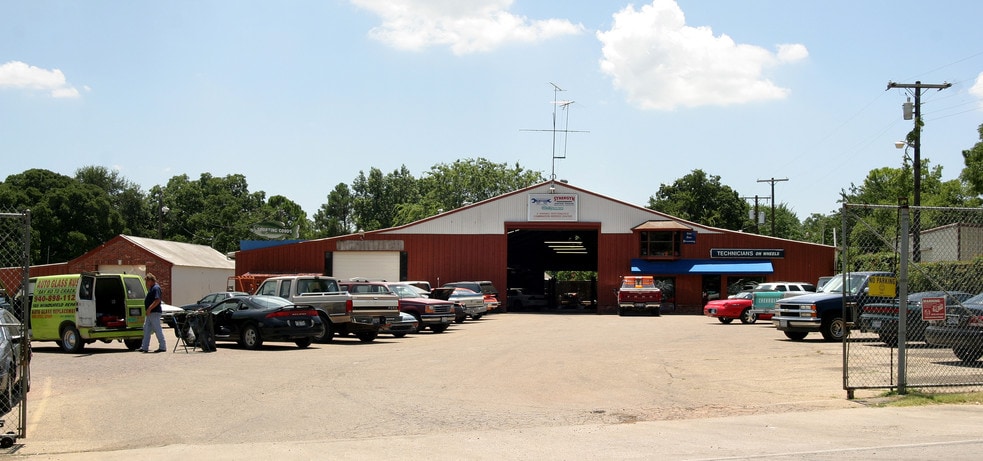 718 E Hundley Dr, Lake Dallas, TX for lease - Primary Photo - Image 1 of 8