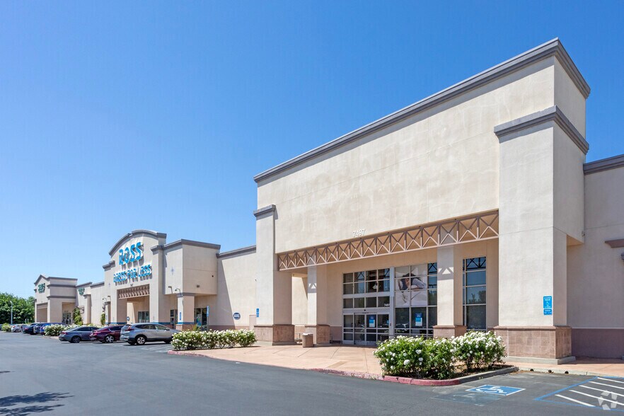 7477-7497 N Blackstone Ave, Fresno, CA for sale - Primary Photo - Image 1 of 1