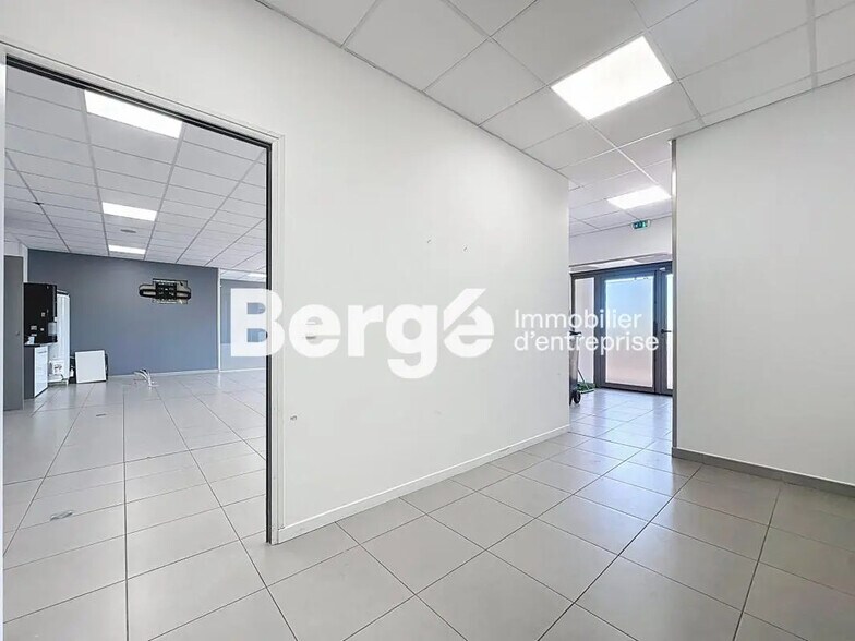 Retail in Antibes for lease - Interior Photo - Image 2 of 7