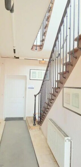 49 Rue Lamartine, Versailles for lease - Interior Photo - Image 3 of 4