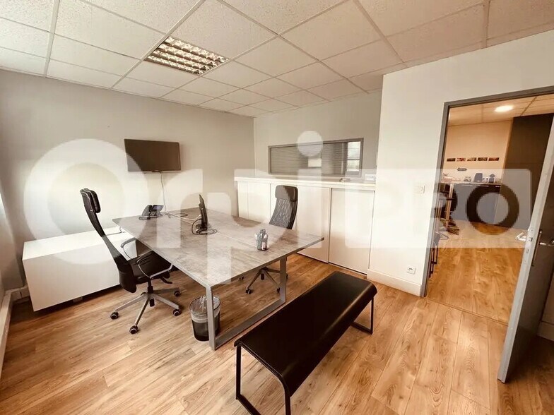 Office in Montauban for lease - Interior Photo - Image 2 of 4