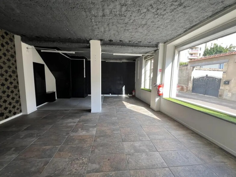 Retail in Cormontreuil for lease - Interior Photo - Image 1 of 5