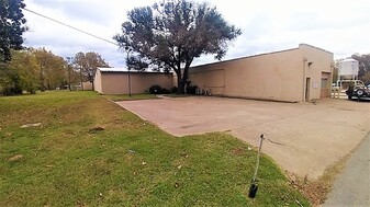 131 E Sears St, Denison TX - Warehouse