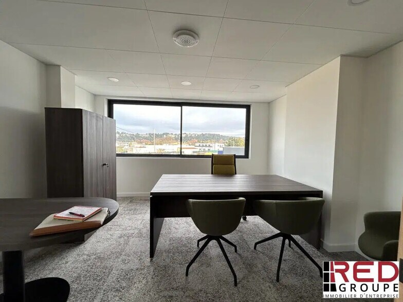 Office in Vitrolles for lease - Building Photo - Image 2 of 8