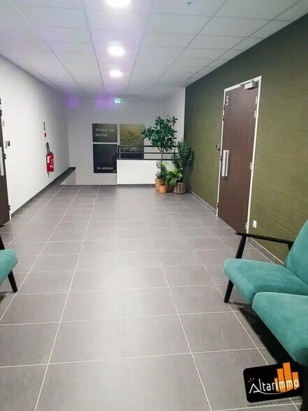 Office in Dreux for lease - Lobby - Image 2 of 15