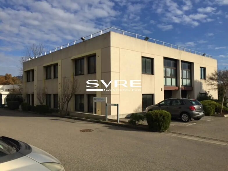 Office in Marseille for lease - Building Photo - Image 2 of 27