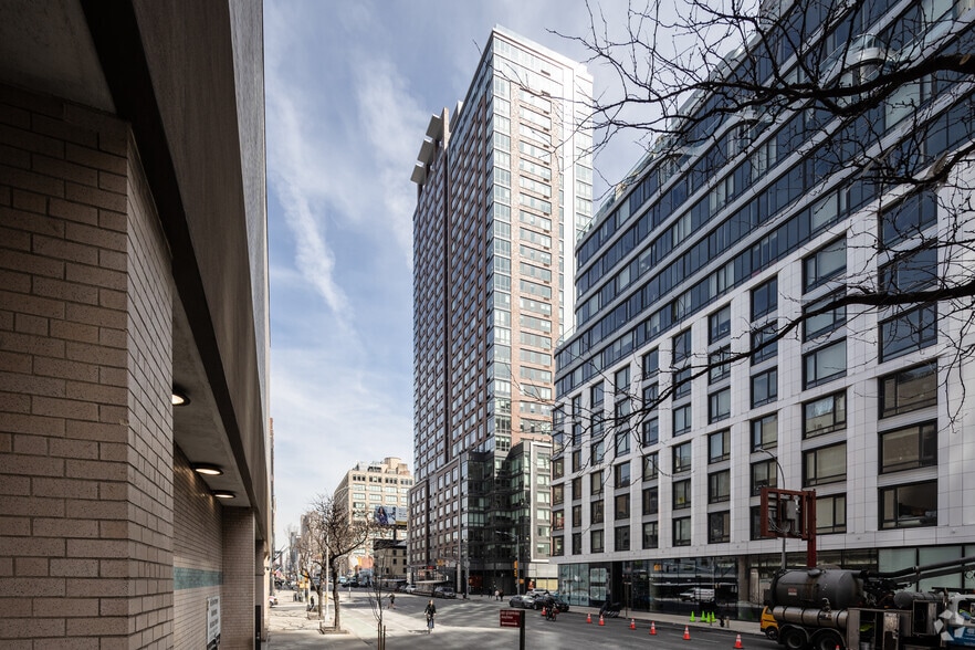 600 11th Ave, New York, NY for lease - Building Photo - Image 1 of 9