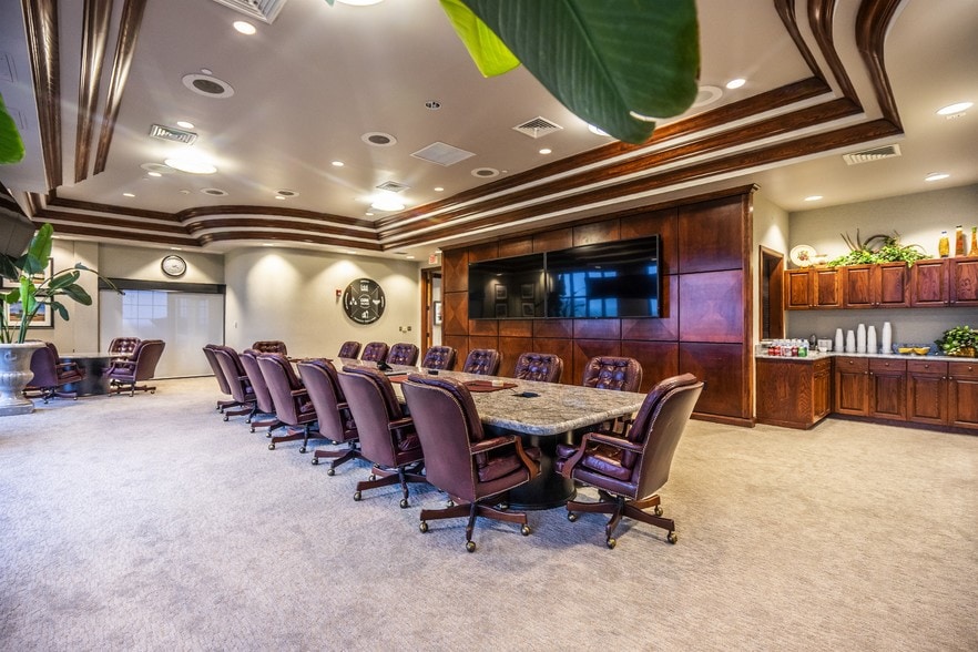 701 Cedar Lake Blvd, Oklahoma City, OK for lease - Interior Photo - Image 3 of 31