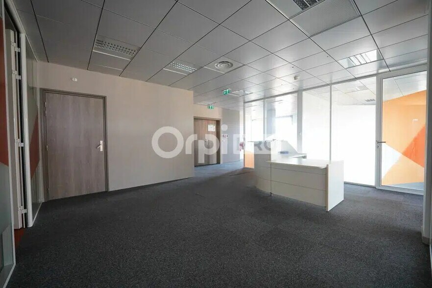 Office in Lyon for lease - Building Photo - Image 2 of 7