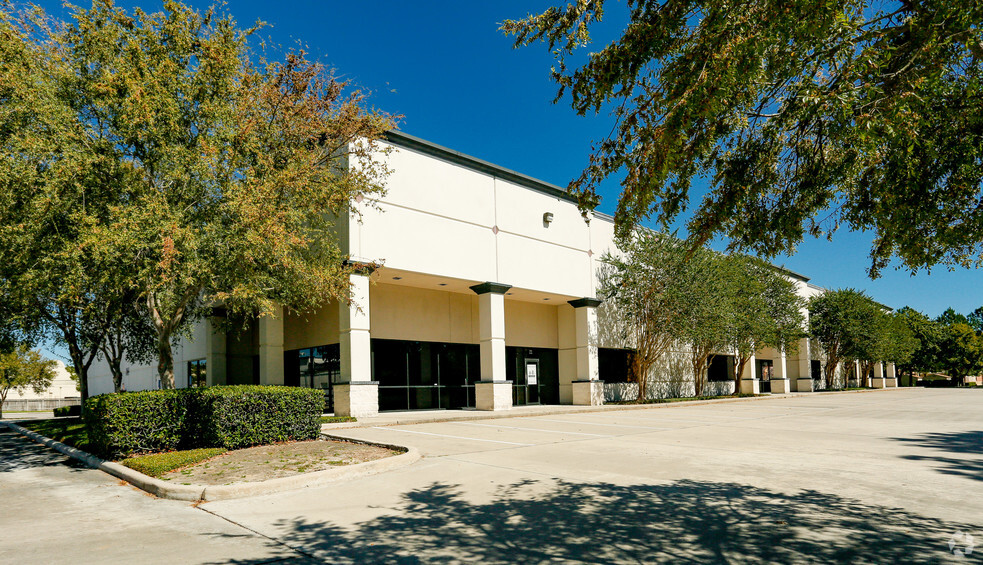 8280 Willow Place Dr N, Houston, TX for lease - Building Photo - Image 1 of 2