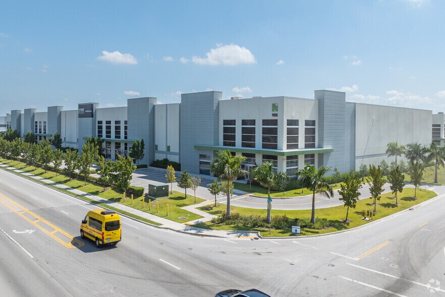 9001 NW 87 Ave, Miami, FL for sale - Primary Photo - Image 1 of 1