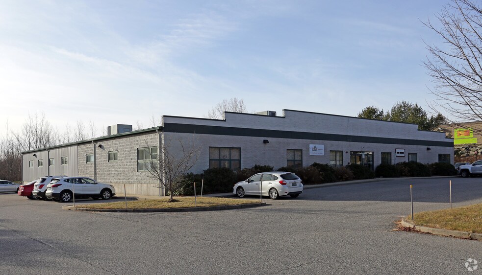 25 Sharpe Dr, Cranston, RI for sale - Primary Photo - Image 1 of 1