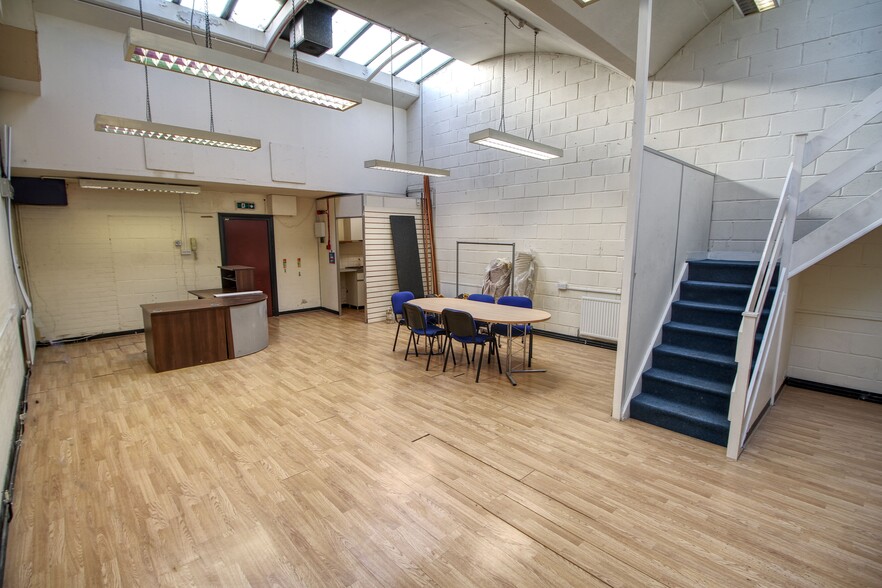 41-47 Gatwick Rd, Crawley for lease - Building Photo - Image 3 of 8