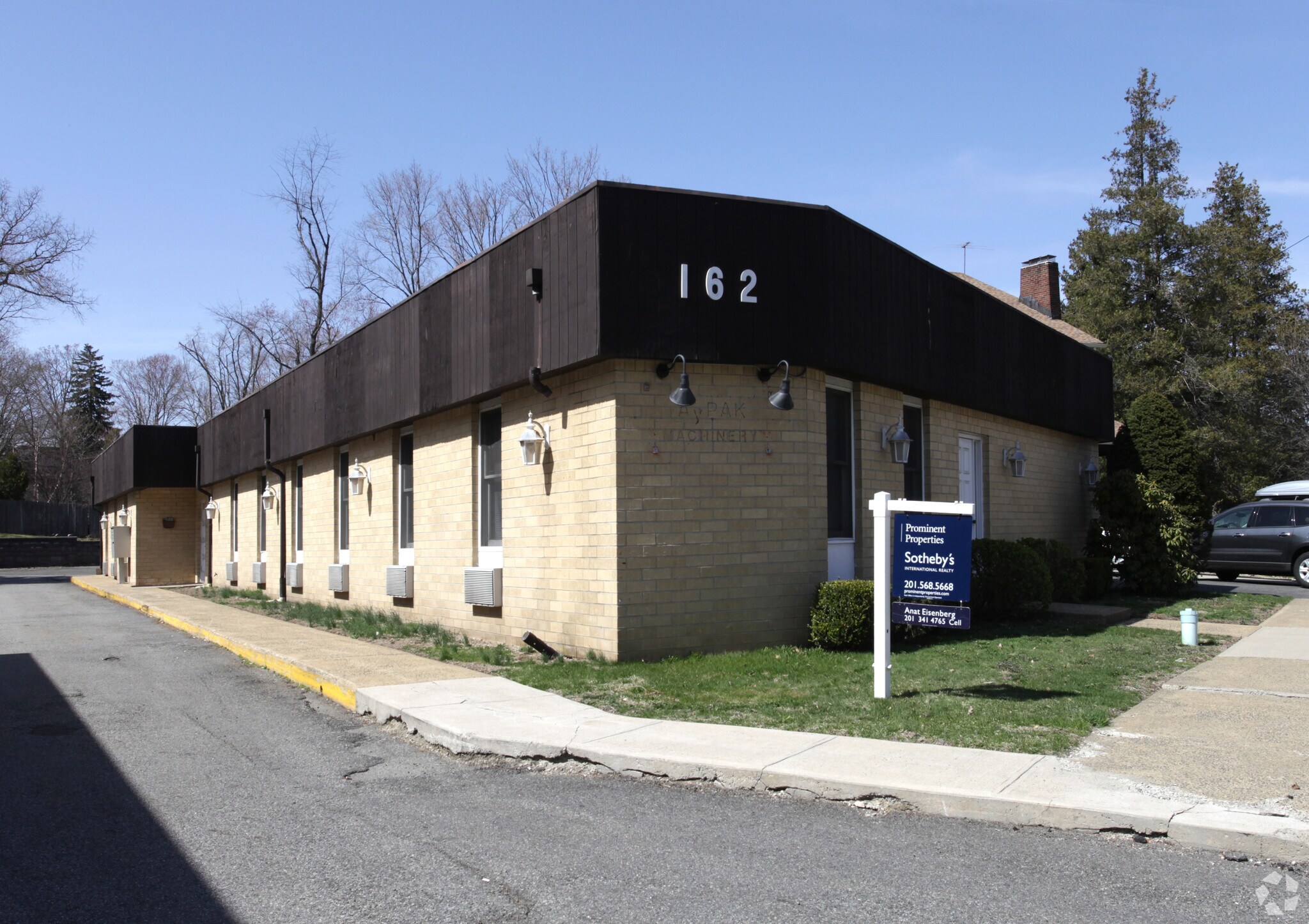 162 Closter Dock Rd, Closter, NJ 07624