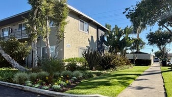 2256-2260 Maple St, Costa Mesa CA - Loft