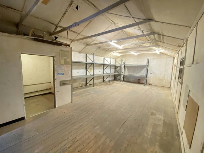 Unit 20A,20B &20C Hanworth Road portfolio of 3 properties for sale on LoopNet.com - Building Photo - Image 3 of 9