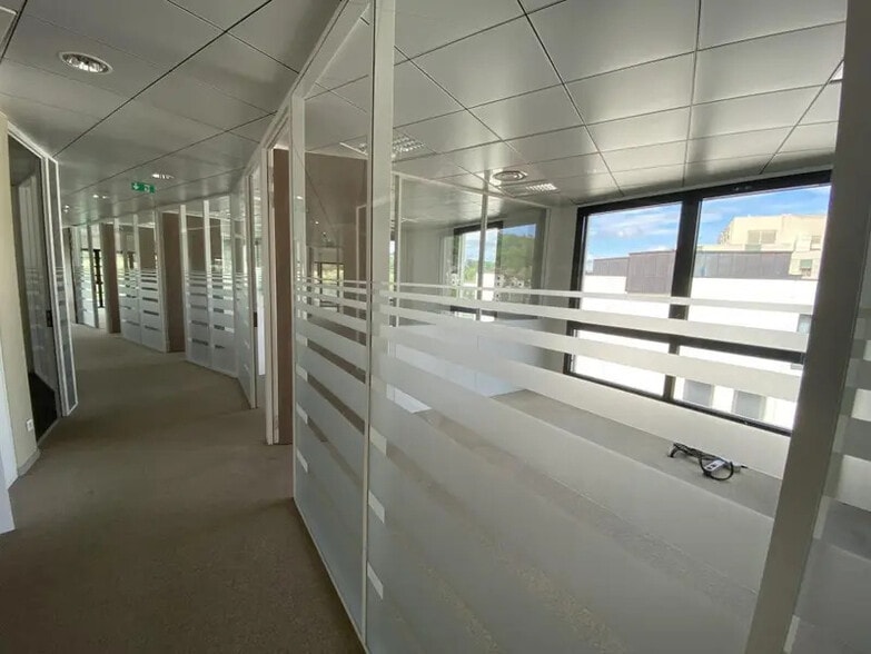 Office in Lyon for lease - Building Photo - Image 3 of 19