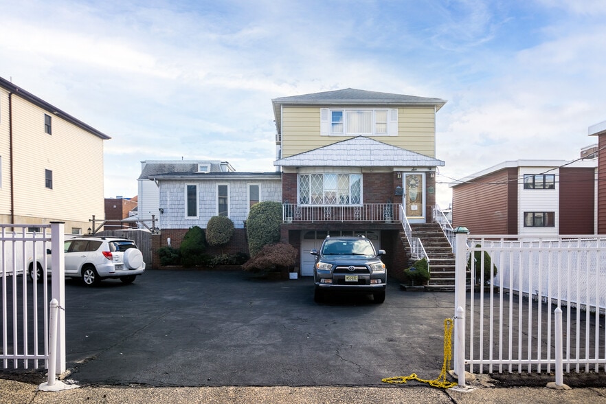 6 Library Ct, Bayonne, NJ for sale - Primary Photo - Image 1 of 1