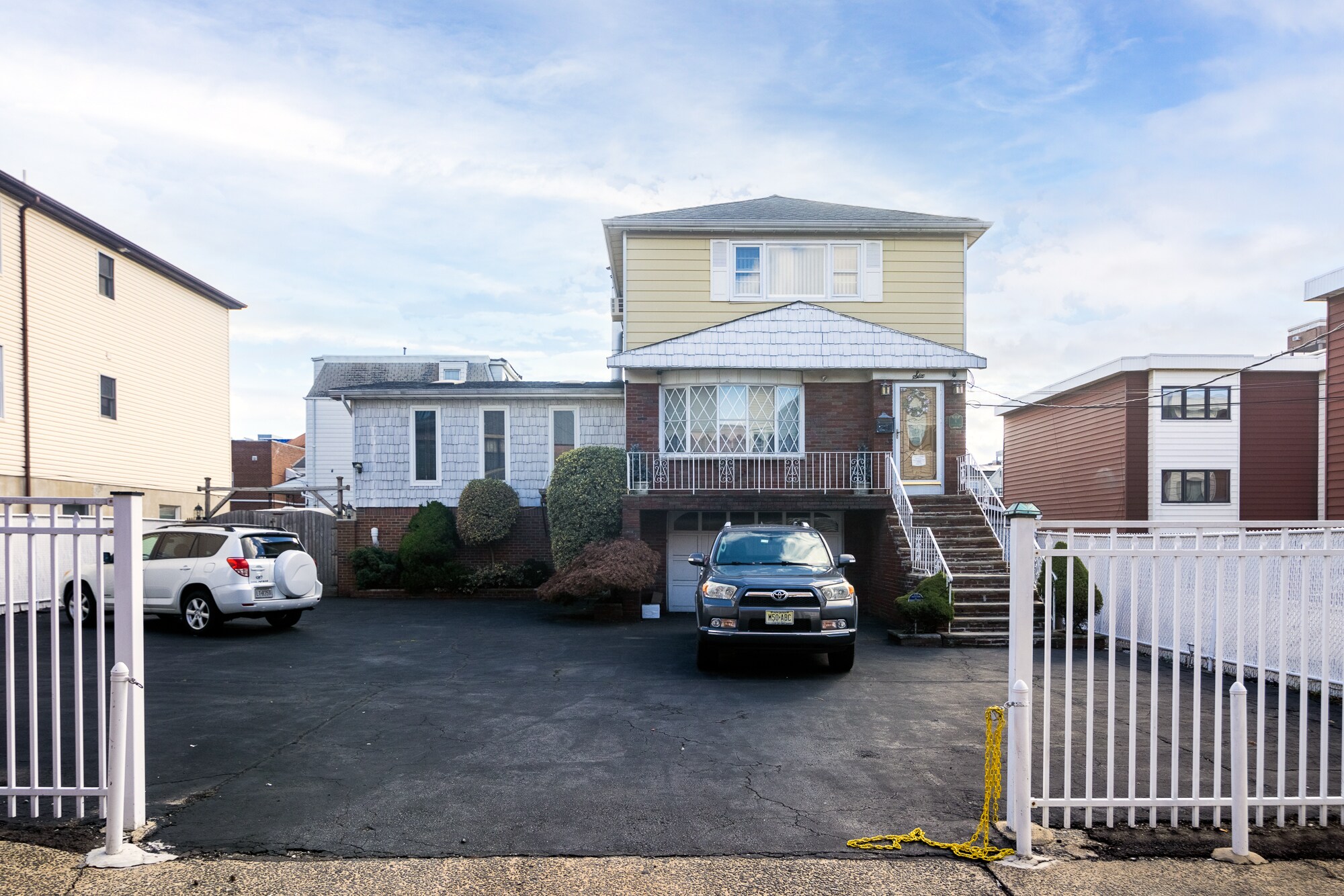 6 Library Ct, Bayonne, NJ for sale Primary Photo- Image 1 of 1