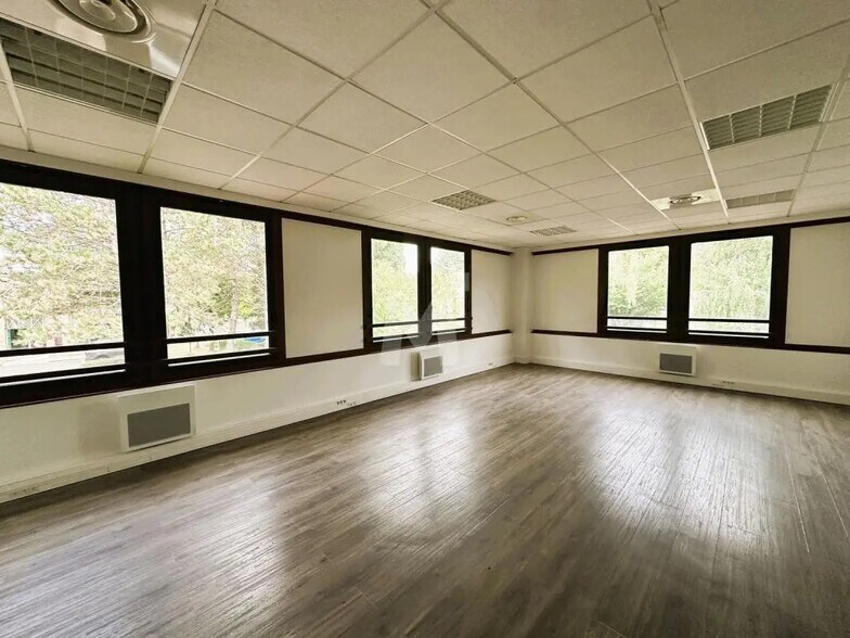 Office in Orsay for lease - Interior Photo - Image 2 of 4