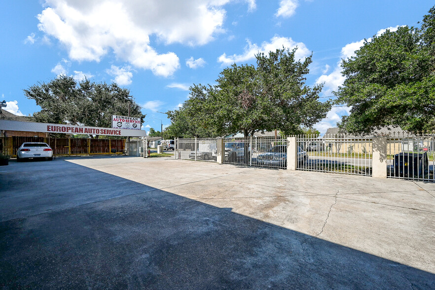 3714 Three Sisters, Houston, TX for lease - Building Photo - Image 3 of 31