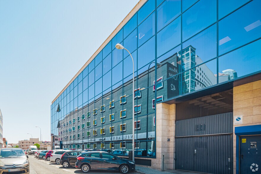 Calle de Manuel Tovar, 49, Madrid, Madrid for lease - Building Photo - Image 2 of 24