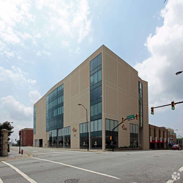 212 E Green Dr, High Point, NC for lease - Primary Photo - Image 2 of 4