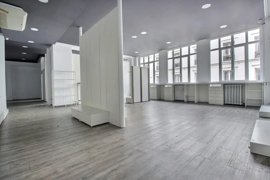 Office in Paris for lease - Building Photo - Image 1 of 11