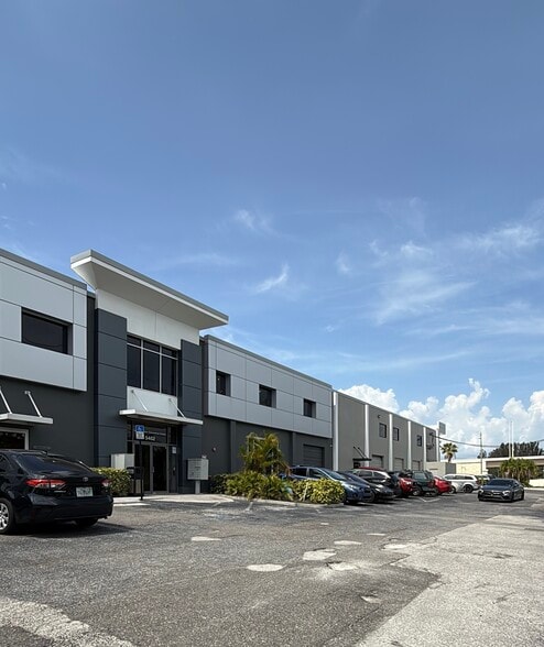 5402 W Laurel St, Tampa, FL for lease - Building Photo - Image 1 of 17