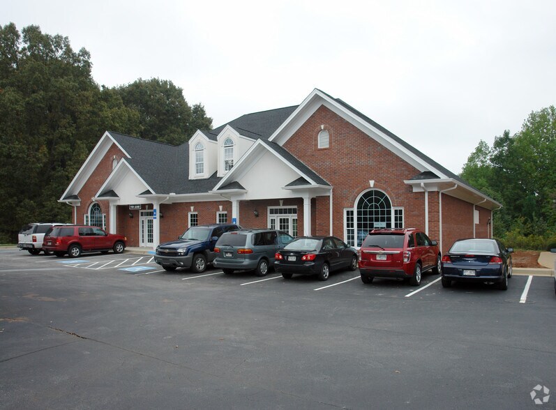 1608 Tree Ln, Snellville, GA 30078