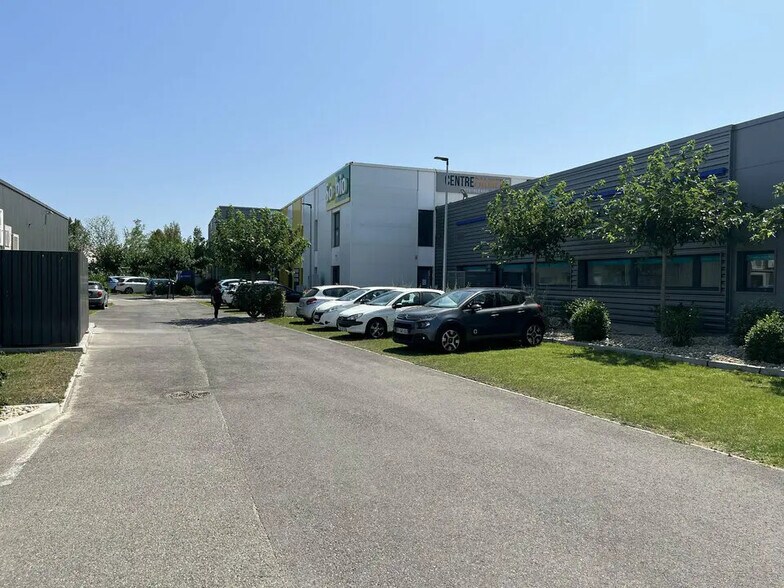 Retail in Istres for lease - Building Photo - Image 2 of 6