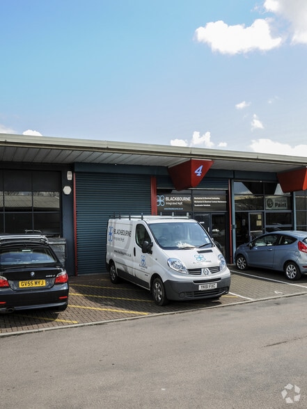 Travellers Clos, North Mymms for lease - Building Photo - Image 2 of 2