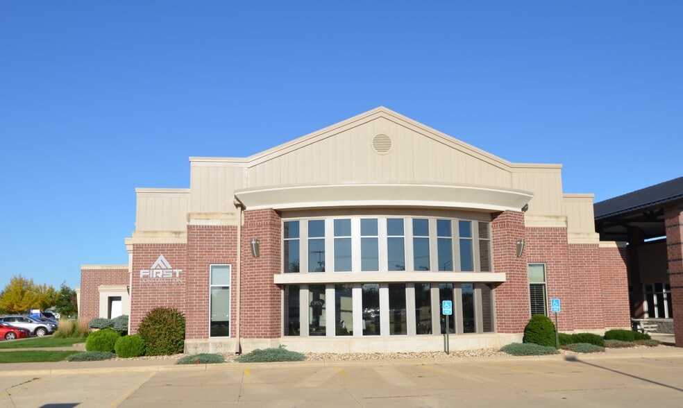 10651067 N Center Point Rd, Hiawatha, IA 52233 Office for Lease