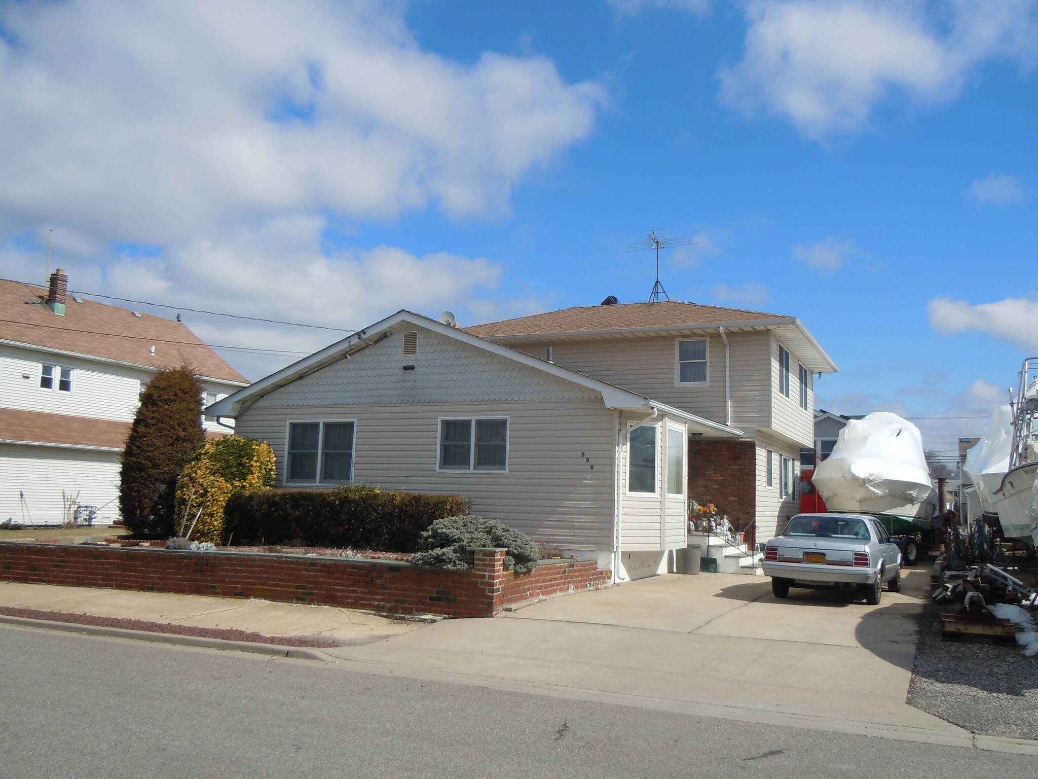 786 S 9th St, Lindenhurst, NY for sale Primary Photo- Image 1 of 1