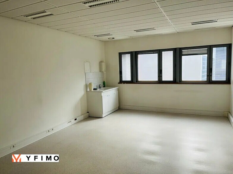 Office in Buchelay for lease - Building Photo - Image 3 of 11