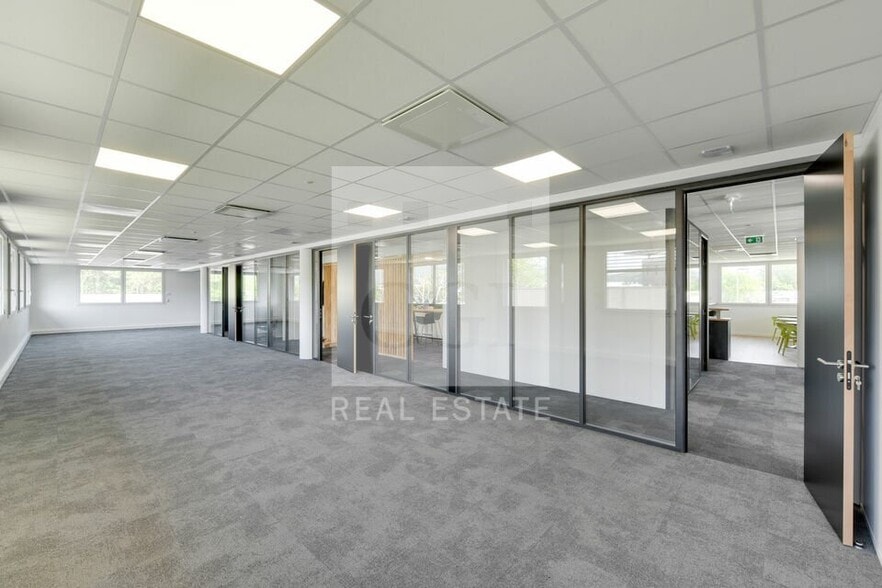 Office in Eybens for lease - Interior Photo - Image 3 of 18