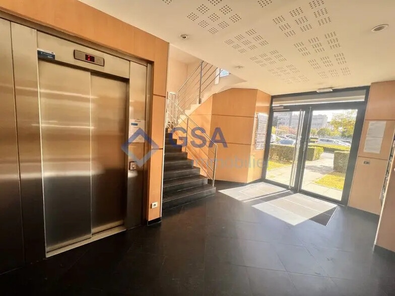 Office in Évry-Courcouronnes for lease - Lobby - Image 3 of 3