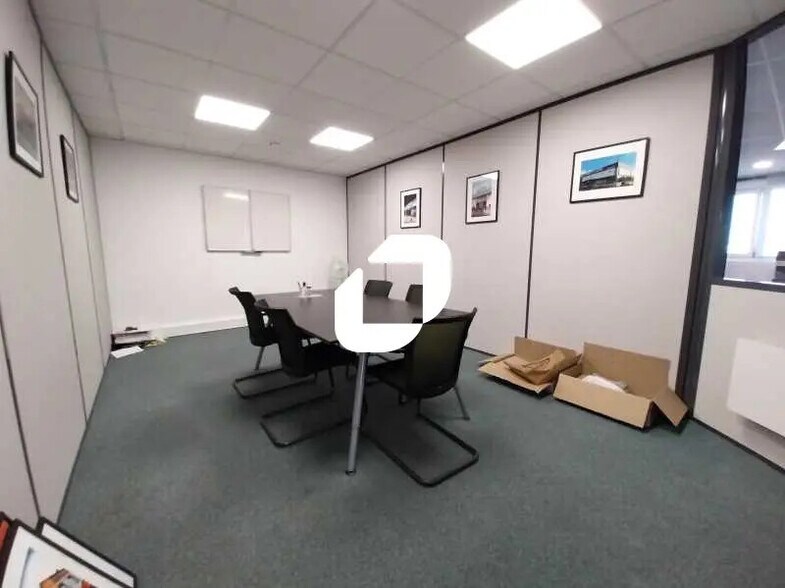 Flex in Les Essarts-le-Roi for sale - Building Photo - Image 3 of 22