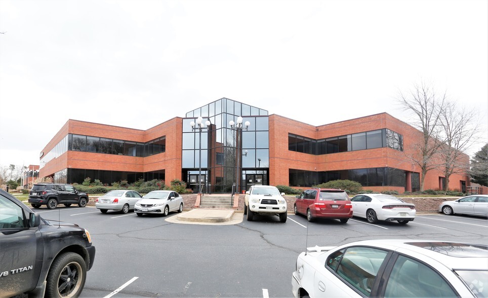 100 Riverside Pky, Fredericksburg, VA for lease - Primary Photo - Image 1 of 5