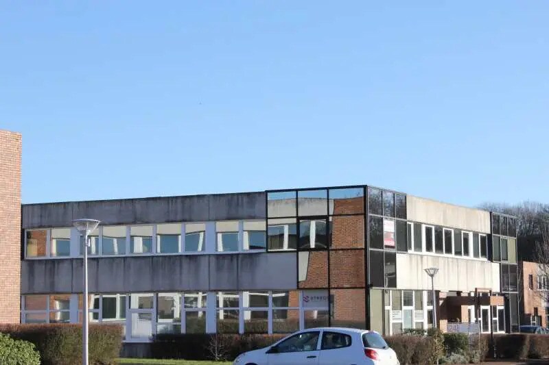 Office in Bièvres for lease - Building Photo - Image 2 of 15