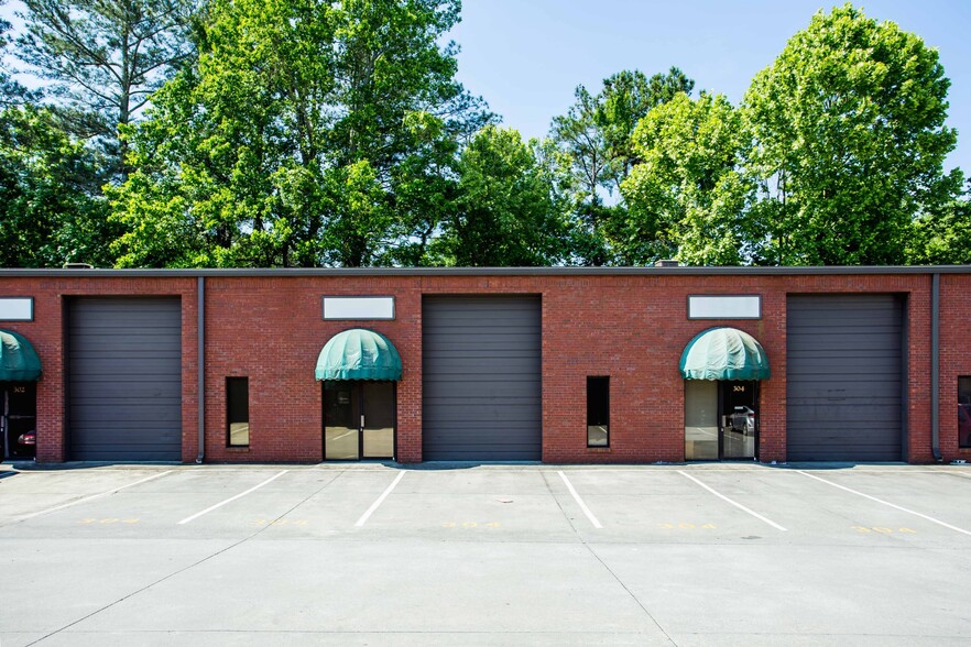 390 W Pike St, Lawrenceville, GA for lease - Building Photo - Image 1 of 5