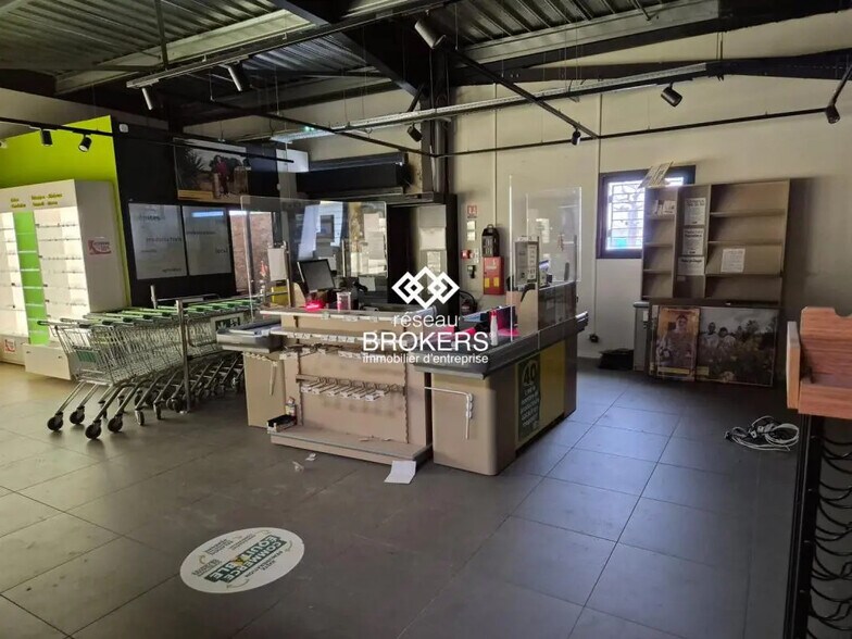 Retail in Istres for lease - Interior Photo - Image 2 of 8