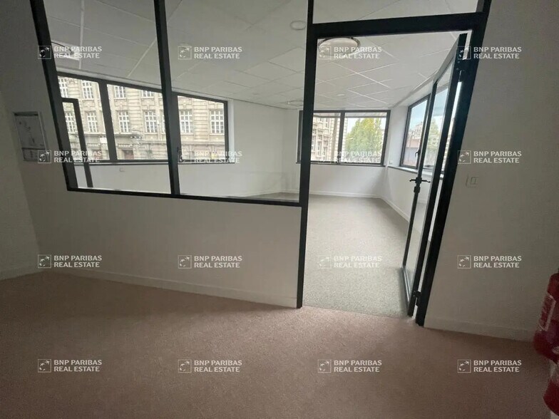 Office in Lyon for lease - Building Photo - Image 2 of 7